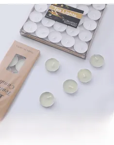 Dettaglio di 50 candeline senza fumo in tazze d'argento e confezione in carta kraft