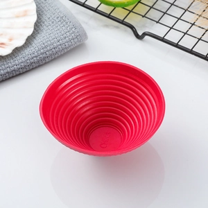 Apribottiglie antiscivolo in silicone rosso con design ad anelli concentrici