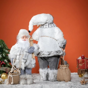 Figurines de Père Noël nordique blanc sur traîneau en bois avec détails en fourrure