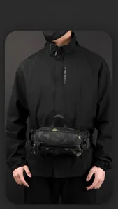 Détail d'un sac banane camouflage avec fermeture éclair robuste et tissu imperméable