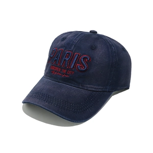 Gros plan détaillé de la broderie PARIS en relief sur casquette en coton lavé marine