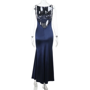 Détail du dos nu et du tissu en satin bleu marine sur une robe sirène longue et ajustée