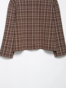 Detailansicht der braunen Karomuster-Textur und der Rückennaht dieser lässigen Blazerjacke