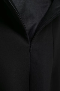 Détail d'une fermeture éclair invisible noire sur une robe de soirée en velours