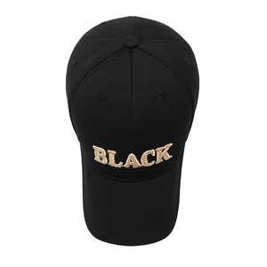 Klassische schwarze Baseballkappe mit bestickten BLACK-Buchstaben und festem Schirm