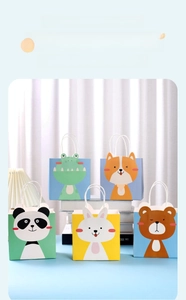 Détail de cinq jolis sacs cadeaux en papier à motif animal avec anses en corde