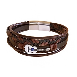 Bracelet multicouche en cuir tressé avec pendentif guitare argenté et fermoir en acier