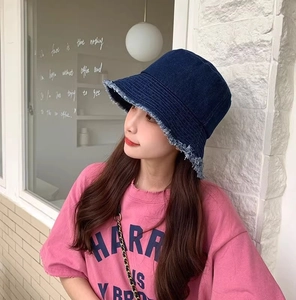 Détail du chapeau bob en jean bleu avec bords effilochés au style urbain décontracté