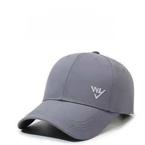Dettaglio del cappellino da baseball grigio scuro ad asciugatura rapida con ricamo WV e cuciture