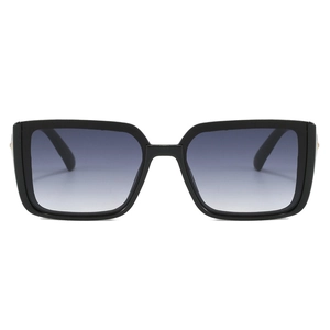 Gafas de sol cuadradas negras extragrandes con lentes degradadas sobre fondo blanco