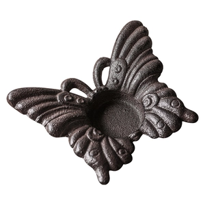 Vintage vlinder kandelaar van gietijzer met rustieke metalen afwerking voor op tafel