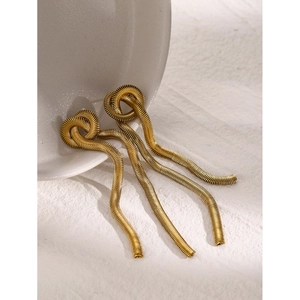 Detail of 16k gold plated stainless steel snake chain tassel earrings with twisted design