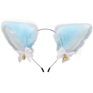 Détail d'oreilles de chat en peluche bleu clair avec rubans blancs et grelots dorés