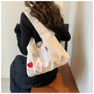 Sac fourre-tout crème chic avec garniture argentée et patchs cœurs sur mannequin