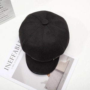 Schwarze Damen-Baskenmütze aus Wolle für den Winter mit Lederbesatz und Metalldetail