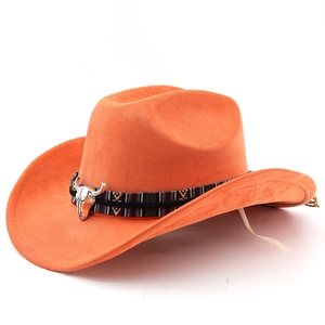 Détail d'un chapeau de cowboy orange en daim avec bande ethnique et crâne de taureau argenté
