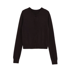 Cardigan in maglia nera classica con scollo rotondo e polsini a coste su sfondo bianco