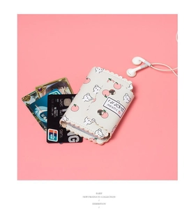 Gros plan du porte-cartes accordéon crème avec motif ours et pêche mignons