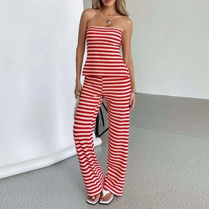 Ensemble deux pièces pour femme avec top bandeau tricoté rayé rouge et blanc et pantalon