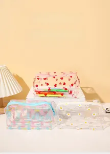 Détail des trousses de toilette en PVC imperméable avec motifs fleurs et ananas