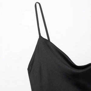 Robe élégante en satin noir avec fines bretelles spaghetti et finition lisse soyeuse