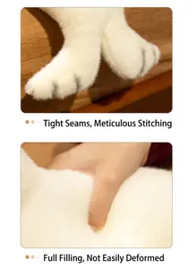 Vue détaillée des coutures fines et de la texture douce de la peluche phoque