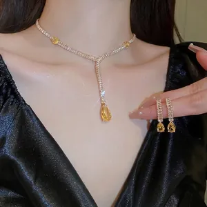 Parure élégante avec collier et boucles d'oreilles en argent et cristaux jaunes