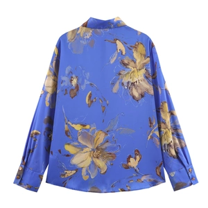 Camicia in raso blu reale da donna con maniche lunghe ed eleganti fiori gialli stampati