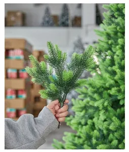 Dettaglio del ramo di albero di Natale 3D in PE a 5 punte con aghi di pino realistici