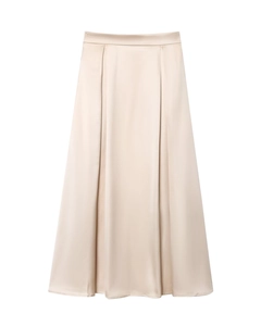 Gros plan sur jupe midi en satin champagne montrant la texture lisse de la soie