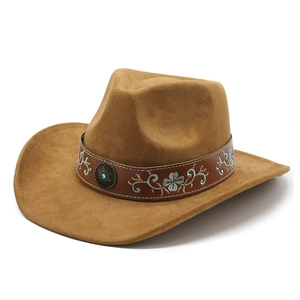 Détail du chapeau de cowboy marron en daim avec boucle turquoise et broderie florale
