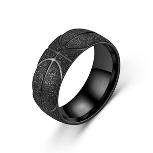 Anillo de hombre en acero inoxidable negro con textura de baloncesto y acabado mate