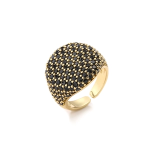 Dettaglio anello regolabile in oro 18k con pavé di zirconi neri a forma di cupola