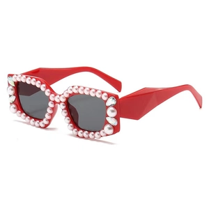Lunettes de soleil polygonales rouges avec perles blanches et strass sur verres noirs