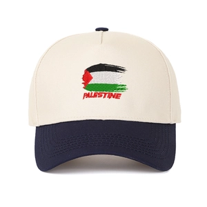 Dettaglio del cappello da baseball bicolore ricamato Palestina panna e blu
