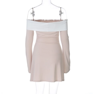 Vue arrière d'une robe ajustée beige à épaules dénudées avec col blanc contrasté