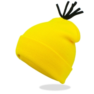 Bonnet tricoté jaune style dessin animé avec accents de cheveux noirs et revers