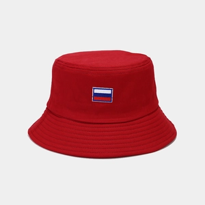 Détail du chapeau bob rouge en coton avec broderie du drapeau et bord surpiqué