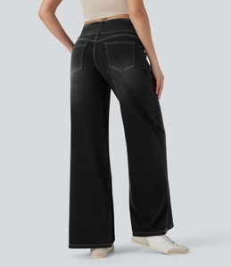 Nahaufnahme der Gesäßtaschen und Kontrastnähte an schwarzer High-Waist-Jeans mit weitem Bein