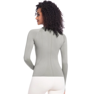 Dettaglio ravvicinato del top sportivo grigio a maniche lunghe senza cuciture con texture
