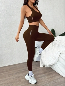 Détail de l'ensemble de sport chocolat avec legging et logo GYMWEAR imprimé