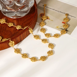 Détail de l'ensemble collier et bracelet fleur de rose plaqué or 18 carats avec fermoir