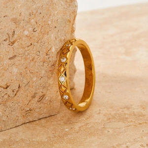 Bague en acier inoxydable doré avec motif matelassé et détails en zircone