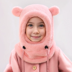 Détail de la cagoule rose en peluche pour enfant avec oreilles d'ours et cordon