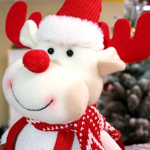 Poupée de renne de Noël en peluche avec bonnet et écharpe rouge pour décoration festive