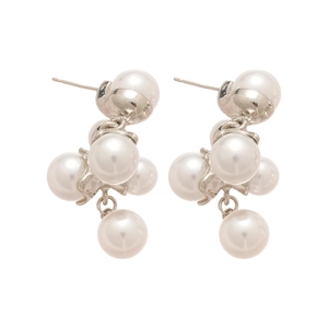 Eleganti orecchini a perla in argento con grappoli di perle bianche e finitura lucida