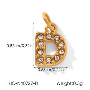 Vue détaillée d'un pendentif lettre D doré avec cristaux et dimensions