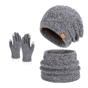 Ensemble d'hiver en tricot gris avec bonnet chaud, tour de cou et gants tactiles