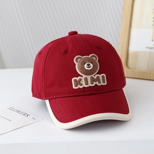 Détail d'une casquette bébé bordeaux avec patch ours en 3D et lettrage KIMI brodé