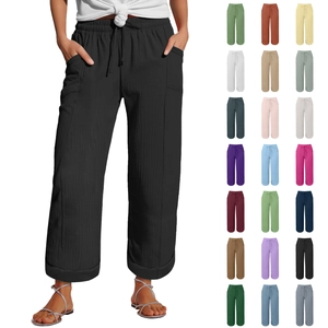 Detail van zwarte linnen broek met wijde pijpen, trekkoord en beschikbare kleuropties